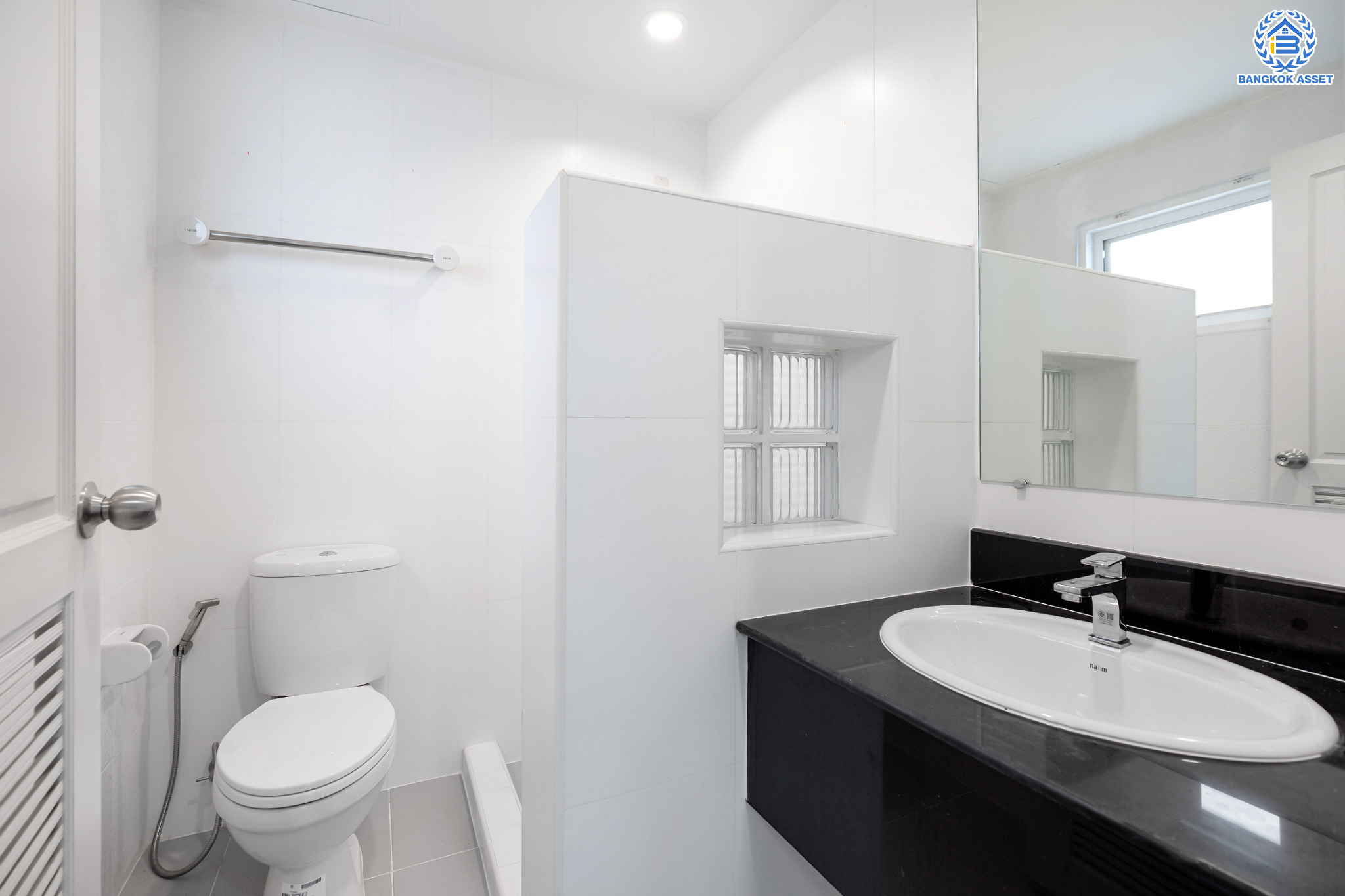 บ้านมือสองตกแต่งใหม่ ม.เดอะพาร์ค ลาดพร้าววังหิน78 ทาวน์โฮม 3 ชั้นครึ่ง เนื้อที่ 16 ตร.ว. ฟังก์ชันจัดเต็ม 3 ห้องนอน (มีห้องน้ำในตัวทุกห้อง) 4 ห้องน้ำ จอดรถได้1 คัน บนทำเลเชื่อมต่อหลายเส้นทาง ใกล้เซ็นทรัลลาดพร้าว เมเจอร์รัชโยธิน ม.ราชภัฏจันทรเกษม ทางด่วน "ฉลองรัช" และรถไฟฟ้าสายสีเขียว "สถานีเสนานิคม"